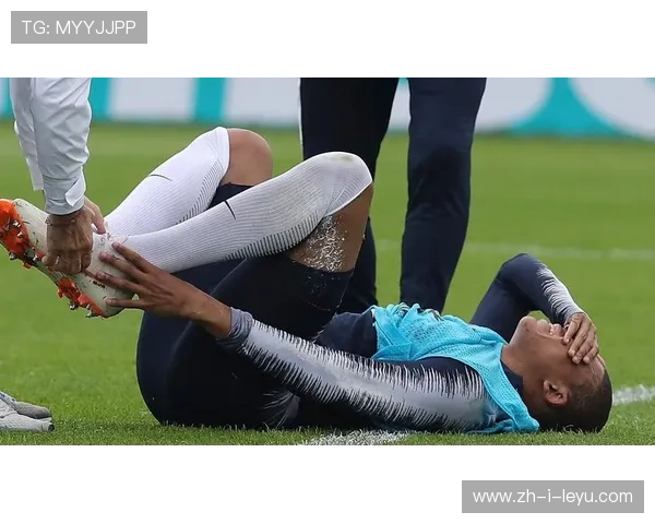 姆巴佩在训练中为新秀指点战术，展现领袖潜质